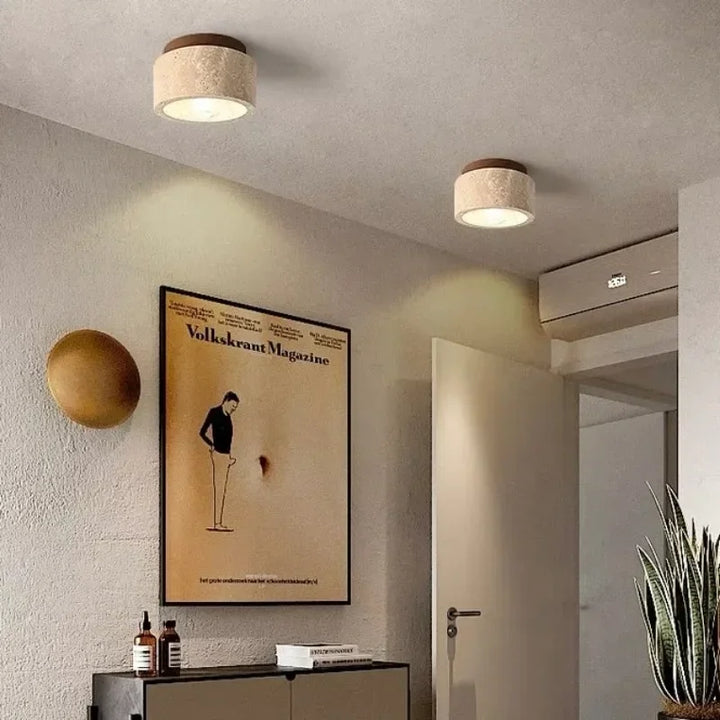 Nowoczesna lampa sufitowa z trawertynu – drewno tekowe lub naturalne, do korytarzy i schodów