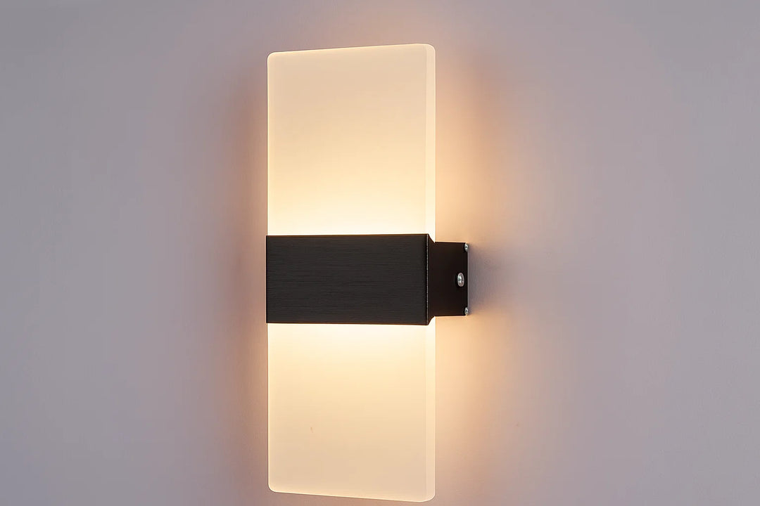 Nowoczesna lampa ścienna LED z matowym wykończeniem