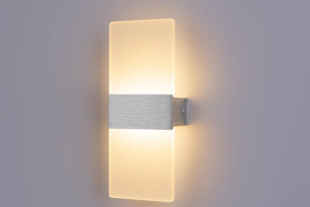 Nowoczesna lampa ścienna LED z matowym wykończeniem