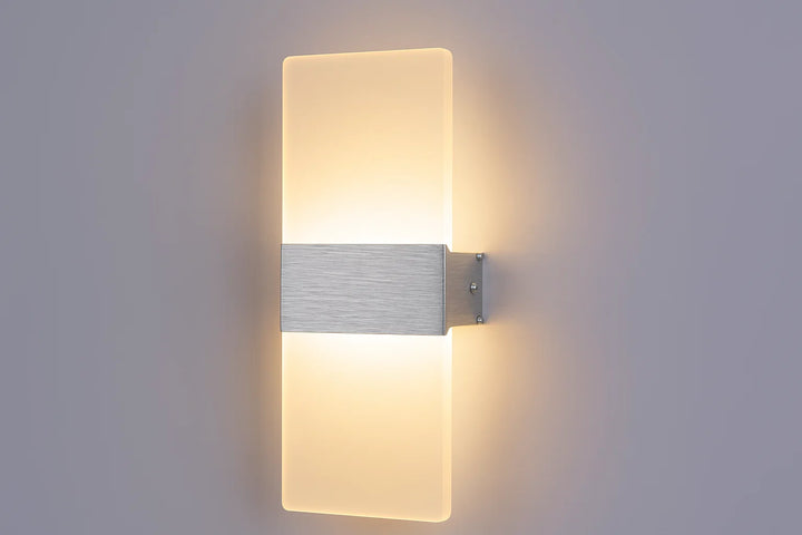 Nowoczesna lampa ścienna LED z matowym wykończeniem