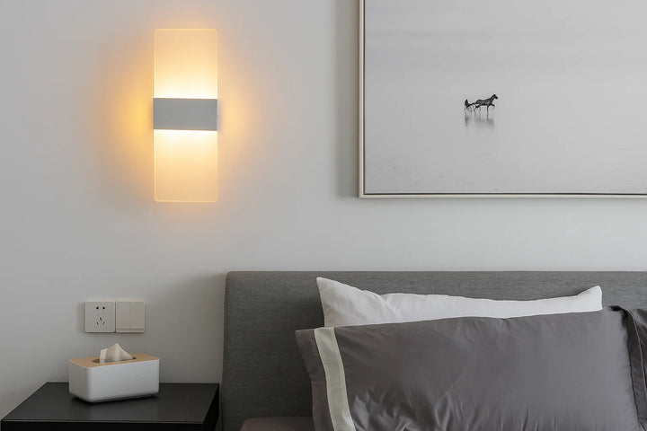 Nowoczesna lampa ścienna LED z matowym wykończeniem